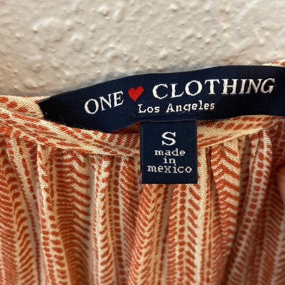 Off the shoulder blouse. - Picture 4 of 8